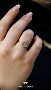 Taşlı Altıgen Altın Yüzük