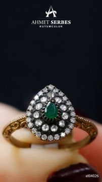 Zümrüt Taşlı Elmas Yüzük