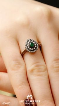 Zümrüt Taşlı Elmas Yüzük