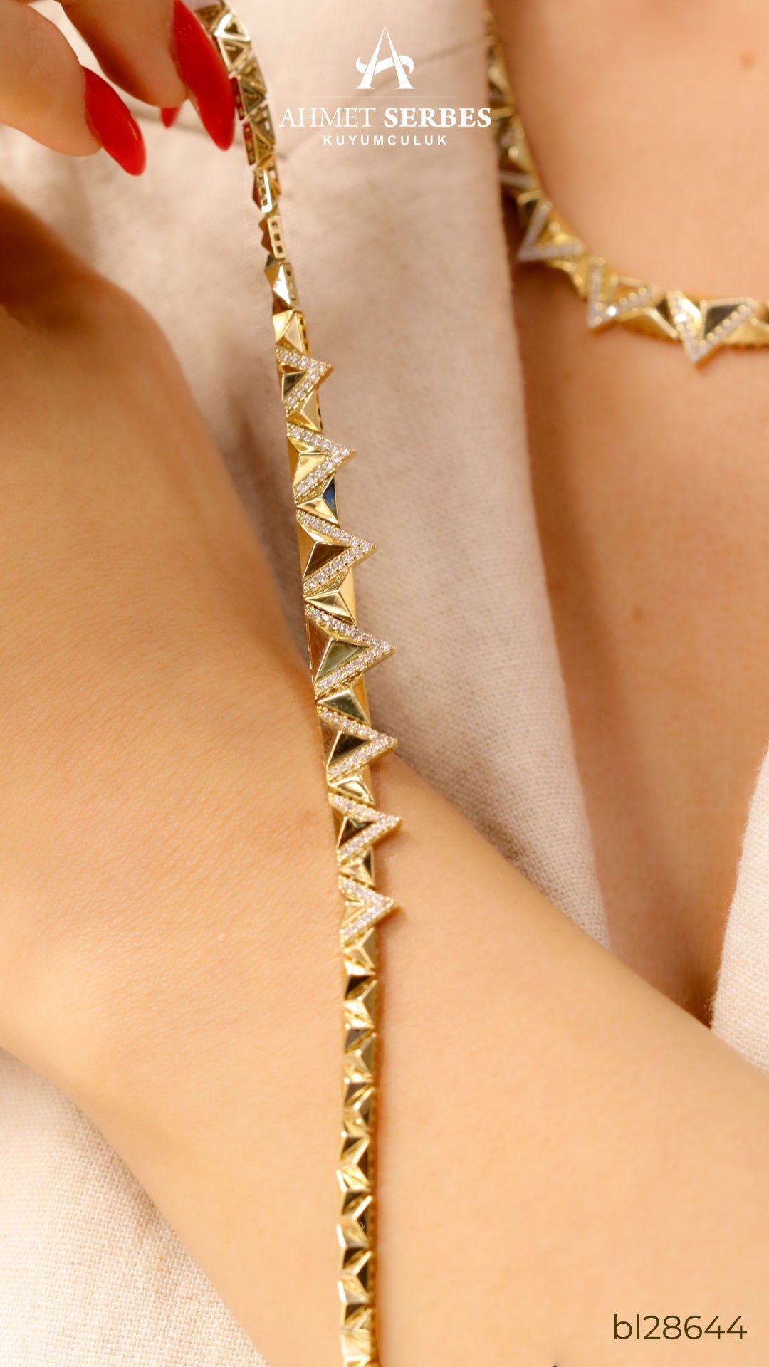 Piramit Taşlı Altın Bileklik