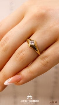 Dörtgen Taşlı Altın Yüzük