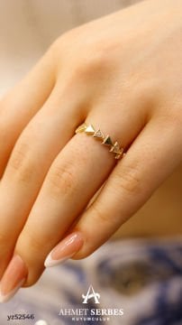 Taşlı Üçgen Yüzük