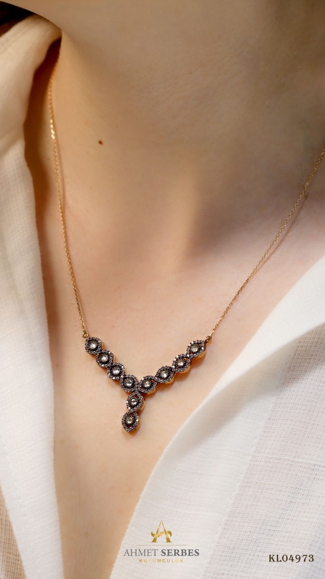 Elmas Montürlü Altın Kolye